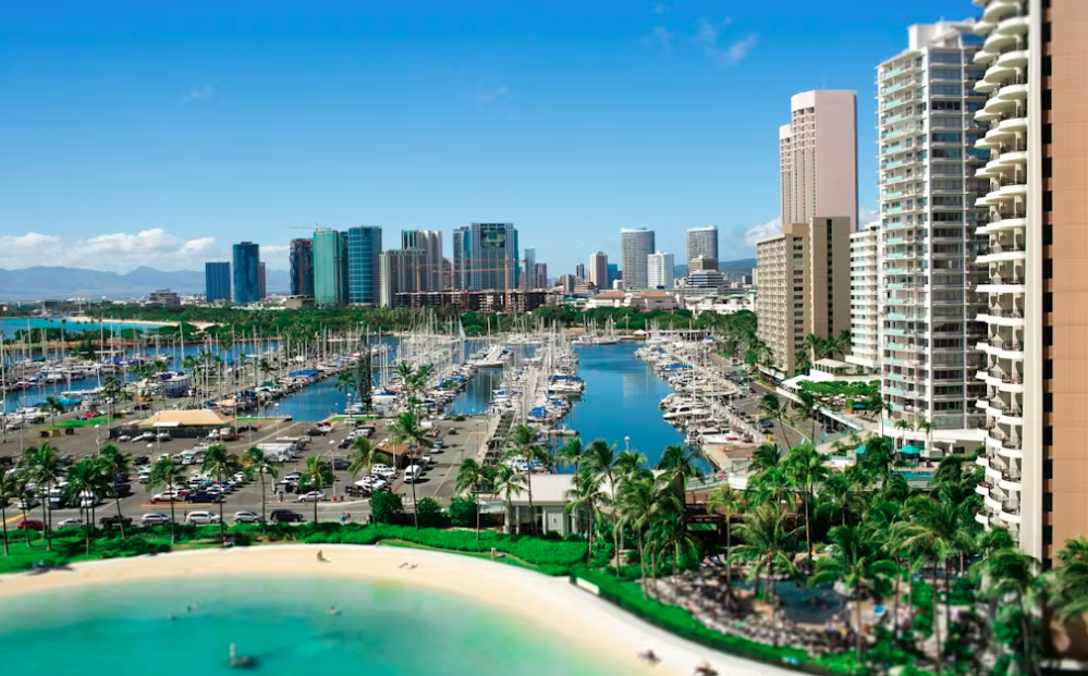 Buildings and boulevard in front of a beach